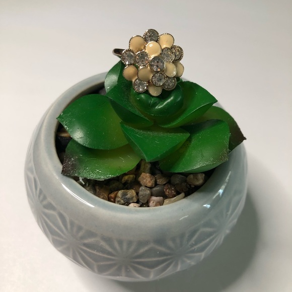 Ring - Picture 2 of 4